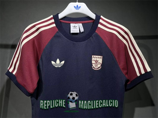 maglia arsenal edizione speciale Adicolor 3 righe blu scuro rojo bianco 2024-2025 - immagine 2
