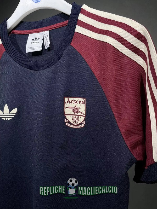 maglia arsenal edizione speciale Adicolor 3 righe blu scuro rojo bianco 2024-2025 - immagine 3